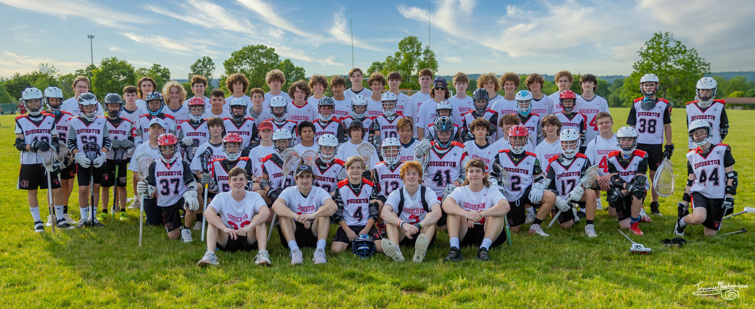 2021 Bs pose with the SAHS players at a game dedicated to Coach Mark Cornes shortly after his passing.