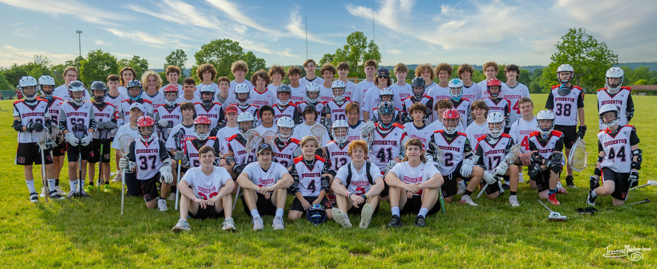 2021-05-27 Souderton Lax vs UD-7 2021 Bs pose with the SAHS players at a game dedicated to Coach Mark Cornes shortly after his passing.